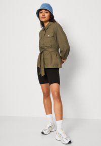 ONLY ONLSAIGE BELT PUFF SHACKET - Nyári dzseki - kalamata