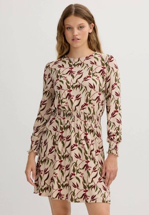 Vestido floral con mangas largas, base beige, hojas verdes y flores rojas. Cintura recogida y puños con volantes. Tejido suave, diseño ligero.