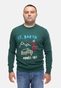 Maglione verde a maglia con testo ricamato "ST. BARTH" in blu e "APRÈS SKI" in bianco, con grafiche a tema sci in rosso e beige.