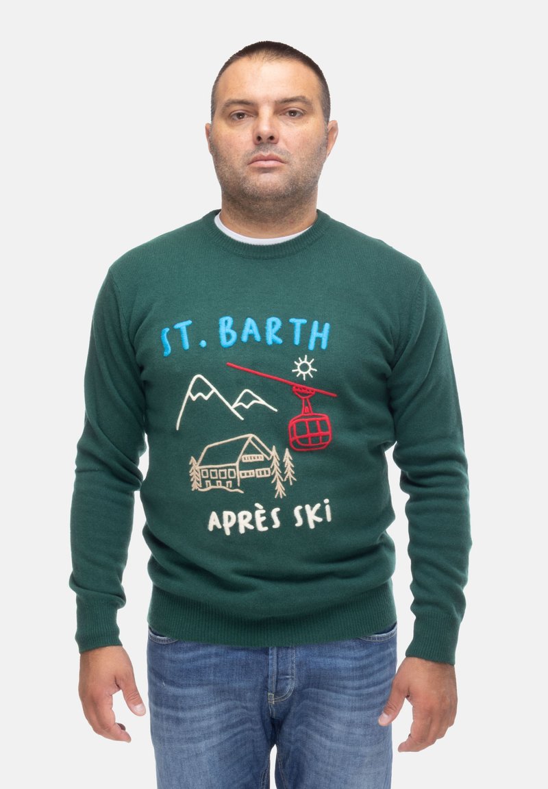 Maglione verde a maglia con testo ricamato "ST. BARTH" in blu e "APRÈS SKI" in bianco, con grafiche a tema sci in rosso e beige.