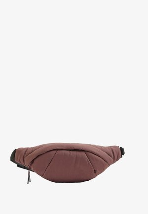 Sac de taille rembourré marron avec fermeture à glissière et sangle noire réglable sur fond blanc.