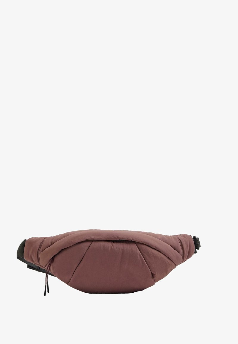 Sac de taille rembourré marron avec fermeture à glissière et sangle noire réglable sur fond blanc.