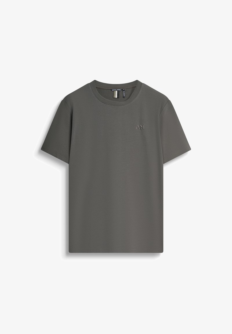 T-shirt grigio scuro a maniche corte, scollatura rotonda, tessuto testurizzato, logo in rilievo discreto sul petto, orlo diritto con dettagli minimi.