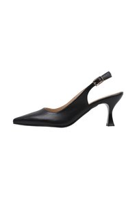 Zapato slingback de cuero negro con punta afilada, que presenta un tacón estrecho y una correa con hebilla para un ajuste seguro. Textura suave, diseño minimalista.
