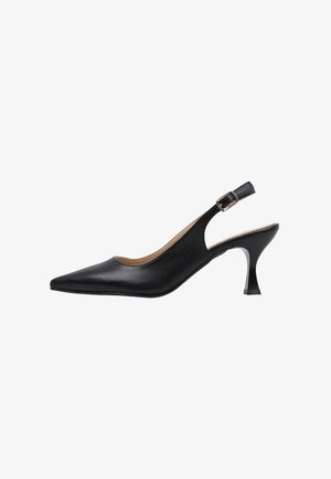 Chaussure slingback en cuir noir avec un bout pointu, dotée d'un talon étroit et d'une sangle à boucle pour un ajustement sécurisé. Texture lisse, design minimal.