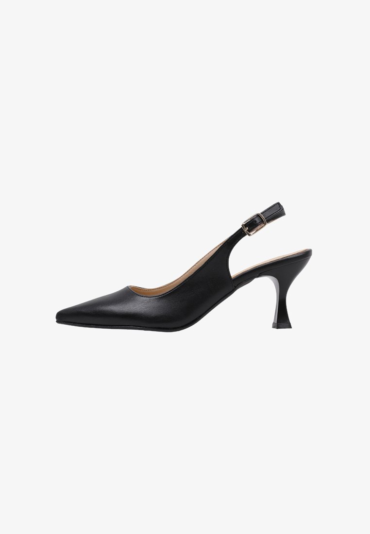 Zapato slingback de cuero negro con punta afilada, que presenta un tacón estrecho y una correa con hebilla para un ajuste seguro. Textura suave, diseño minimalista.
