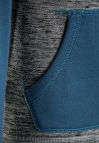 Sudadera con capucha que presenta un bolsillo y mangas azules, en contraste con un cuerpo gris jaspeado. Textura suave con bordes cosidos.