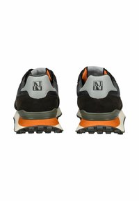 Schwarze Wildleder- und Mesh-Sportschuhe mit grauen Akzenten, orangenem Innenfutter und multidirektionaler Gummisohle für besten Halt.