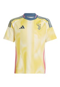 Maglia da calcio gialla e bianca con colletto blu, dettagli rosa e logo Adidas. Presenta un motivo testurizzato e il simbolo del club con tre stelle.