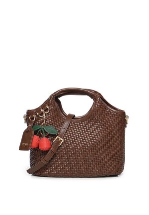 Bruine gevlochten leren handtas met bovenhandvatten, verstelbare schouderriem en een rood sleutelhangerbedeltje in de vorm van een kers met groene bladeren.
