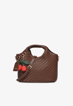 Bolso de mano de cuero marrón tejido con asas superiores, correa de hombro ajustable y un charm llavero en forma de cereza roja con hojas verdes.