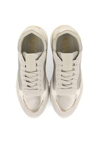 Zapatillas de deporte color beige claro con una parte superior de cuero suave, paneles laterales texturizados y sutiles acentos en dorado. Presentan cordones planos y una suela acolchada.