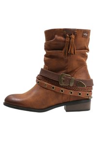 Stivale alla caviglia in finta pelle marrone con design arricciato, dettaglio della cintura intrecciata, accenti in ottone e tacco basso impilato. Presenta delle frange nella parte superiore.