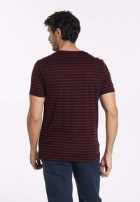 T-shirt à manches courtes, col rond, avec des rayures horizontales rouge foncé et marine. Tissu doux avec une coupe décontractée et un ourlet droit. Sans logos visibles.