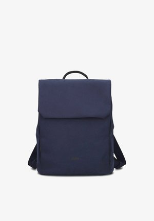 Sac à dos carré de couleur bleu foncé avec un rabat supérieur et une poignée noire, présenté de face sur un fond blanc.