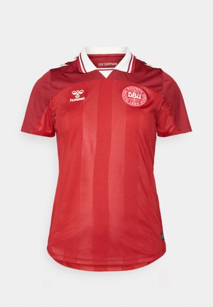Röd dansk fotbollströja med vit krage, hummel-logotyp på höger bröst och Dansk Boldspil-Union-emblem på vänster bröst.