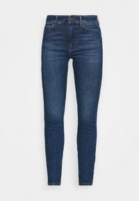 Jeans skinny azul oscuro con una textura suave, diseño clásico de cinco bolsillos, cierre de botón metálico y trabillas para cinturón.