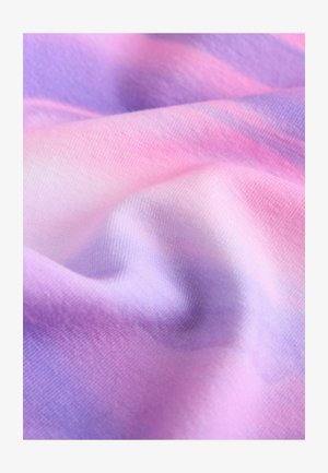 Miękka tkanina z gradientowym wzorem przechodzącym od różowego do fioletowego, o gładkiej fakturze i subtelnym połysku.