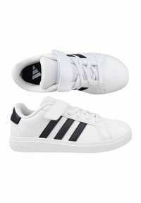 Scarpe sportive bianche con strisce nere, dotate di una tomaia in sintetico liscio, chiusure con lacci e strap in velcro, e suole in gomma testurizzata.