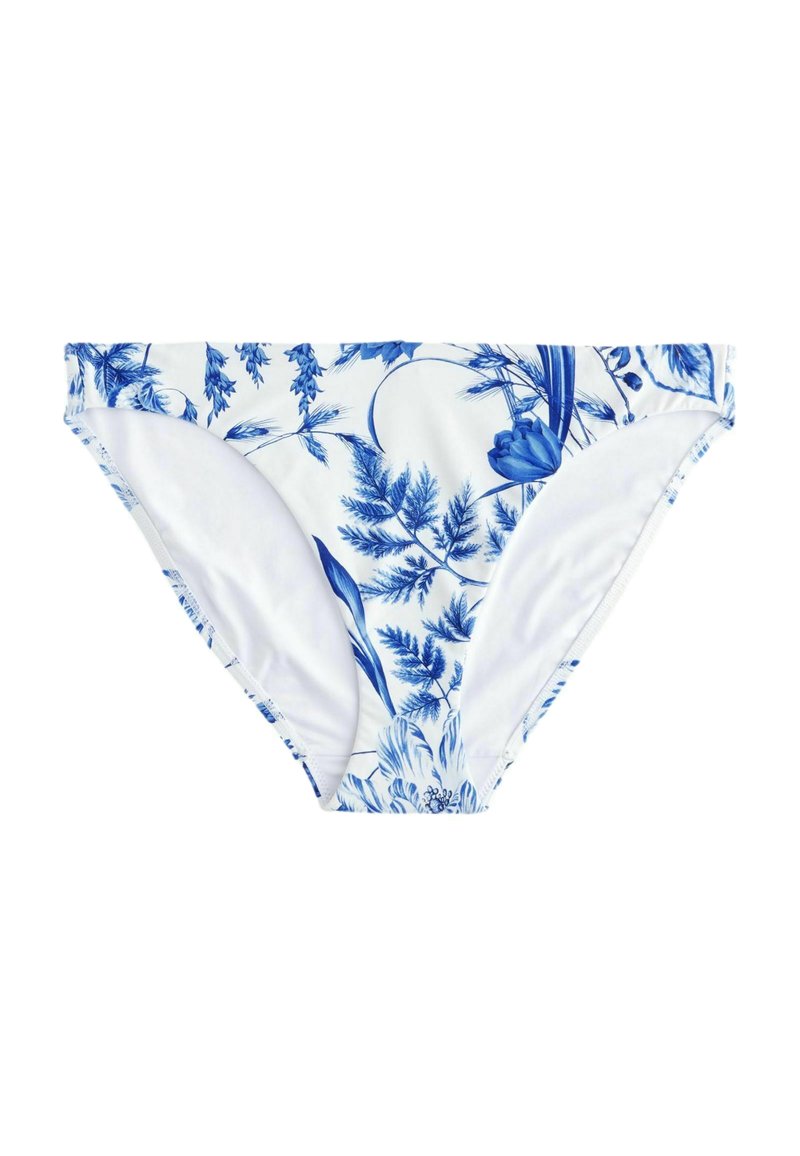Balta bikini kelnaitė su mėlynu gėlių raštu, sukurta su lygiu tekstūru ir vidutinio aukščio kirpimu, užtikrinančiu komfortą ir tinkamumą.