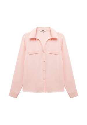 Blusa rosa claro hecha de tela suave, con cuello, cierre frontal de botones y dos bolsillos en el pecho. Mangas largas con puños abotonados.