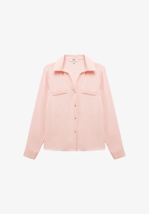 Jasnoróżowa bluzka z gładkiego materiału, z kołnierzykiem, zapięciem na guziki z przodu oraz dwiema kieszeniami na piersi. Długie rękawy z zapinanymi mankietami.