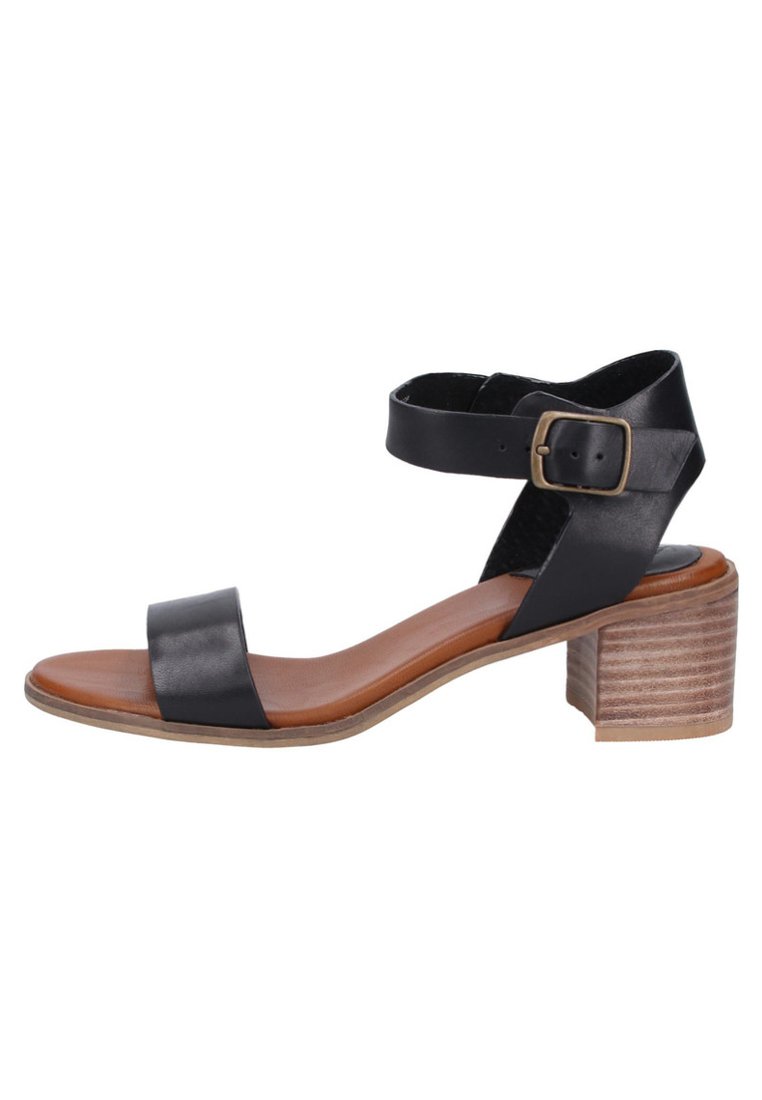 Sandale en cuir noir avec une large lanière avant, une lanière de cheville et un détail de boucle, dotée d'un talon en bois épais et texturé et d'une semelle intérieure lisse.