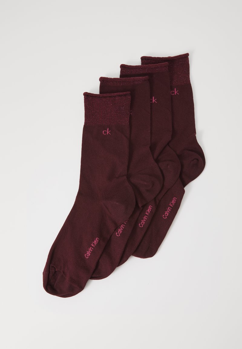 Quattro paia di calzini bordeaux Calvin Klein con polsini a righe scintillanti, disposti sovrapposti su uno sfondo bianco.