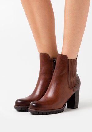 Marco Tozzi by Guido Maria Kretschmer, Bottines à talons hauts - cognac