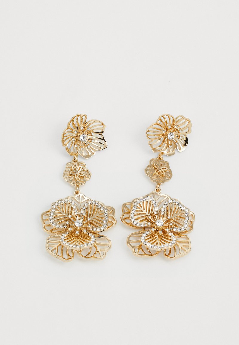 Goldfarbene florale Ohrringe mit komplizierten Ausschnittdesigns und Kristallakzenten, die dreidimensionale Blütenblätter und feine Details zur Schau stellen.