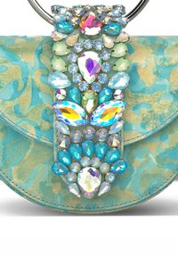 Bolso de mano redondo hecho de cuero texturizado turquesa, con una solapa adornada con gemas que presenta varias piedras brillantes en tonos azules, verdes y rosas.
