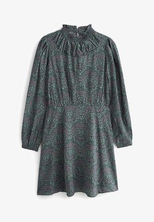 Robe à motifs floraux avec un col smocké haut, des manches longues, une taille froncée, et une couleur de base verte rehaussée de détails roses et violets.