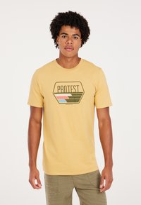 Geel katoenen T-shirt met een grafisch logo in groene, roze en blauwe accenten. Klassiek crewneck ontwerp met korte mouwen.