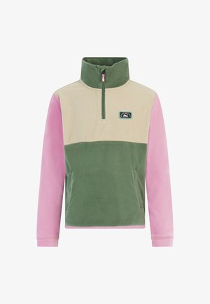 Fleecejack met groene, beige en roze kleurvlakken, half-rits kraag, gecombineerd met roze waterdichte broek en zwarte laarzen.
