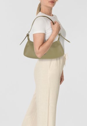Borsa in pelle verde oliva con design curvo, manico annodato e superficie liscia. Presenta un dettaglio del logo sulla parte anteriore.