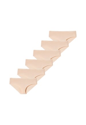 Zes beige naadloze damesslips gerangschikt in een diagonale rij op een witte achtergrond.