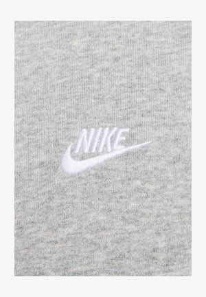 Jasnoszary sweter z okrągłym dekoltem, wykonany z miękkiego materiału. Posiada haftowane białe logo Nike na środku.