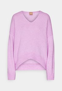 Pull en maille lilas à manches longues avec col en V, ourlet incurvé et poignets côtelés, étiqueté "BOSS" au niveau de l'encolure.