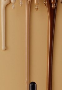 Plateau de récupération en plastique dans des tons beige, tan et brun, avec une finition brillante et une texture lisse. Présente des bords arrondis et un design minimaliste.