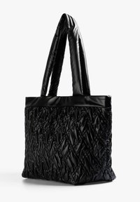 Bolsa de tote acolchada negra con asas acolchadas, presenta una superficie texturizada y una forma rectangular. Está hecha de un material sintético brillante.