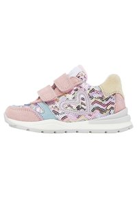 Sneaker rosa e blu con accenti di paillettes, caratterizzato da un design a cuore, doppie fascette in Velcro, una suola imbottita e materiale testurizzato.