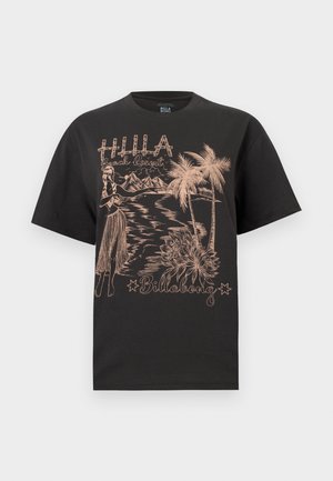 T-shirt noir avec un motif tropical comprenant une danseuse de hula, des palmiers, des montagnes, et les textes « Hula Beach Resort » et « Billabong ».