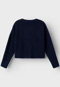 Avklippt mörkblå ribbad tröja med långa ärmar och rundad halsringning, med ett texturerat stickmönster och avslappnad passform.
