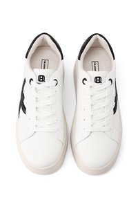 Un paio di sneakers bianche con dettaglio a stella nera sui lati, lacci bianchi e bordi neri sul tallone, viste dall'alto su sfondo bianco.