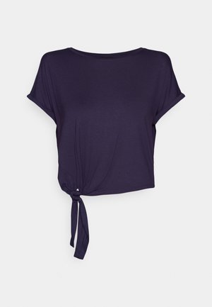 Top cropped em tecido azul marinho escuro, com corte solto, decote redondo, mangas dobradas e detalhe de atar na lateral da bainha. Textura suave.