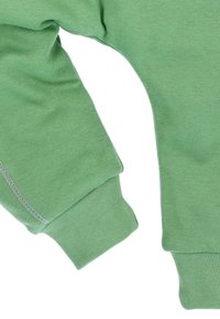 Zielona bawełniana sweatshirt z rękawem pokazującym ściągacz i szwy boczne; gładka tekstura z casualowym wzornictwem.