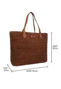 Brun vævet taske med læderhanke og et lille læderlogo-mærke, måler 33 cm i bredden, 32 cm i højden og 13 cm i dybden.