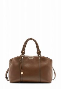 Sac à main en cuir marron avec poignées tressées, ferrures couleur argent, coutures apparentes et un logo sur le devant. Poignées doubles et bandoulière amovible.