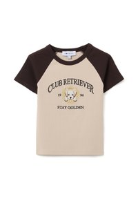Camiseta de manga corta con cuerpo beige y mangas raglán marrones. Presenta texto bordado y un gráfico de un perro con una corona y laurel.