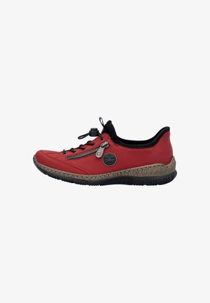 Chaussure rouge avec accents noirs, dotée d'une fermeture éclair et de lacets, semelle texturée et design léger. Semelle en caoutchouc pour une meilleure adhérence.